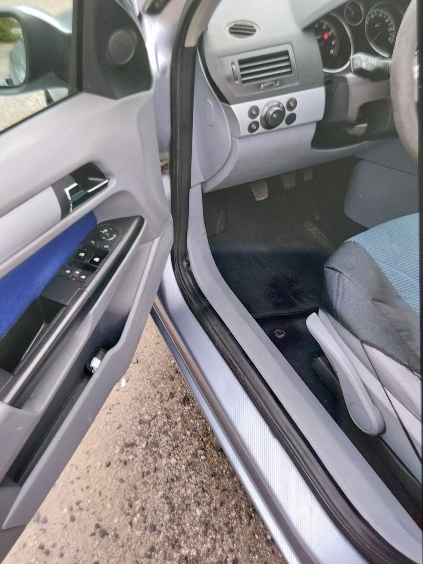 Sprzedam samochód osobowy marki Opel Astra H Combii
