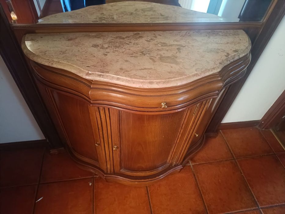 Móvel/aparador com espelho