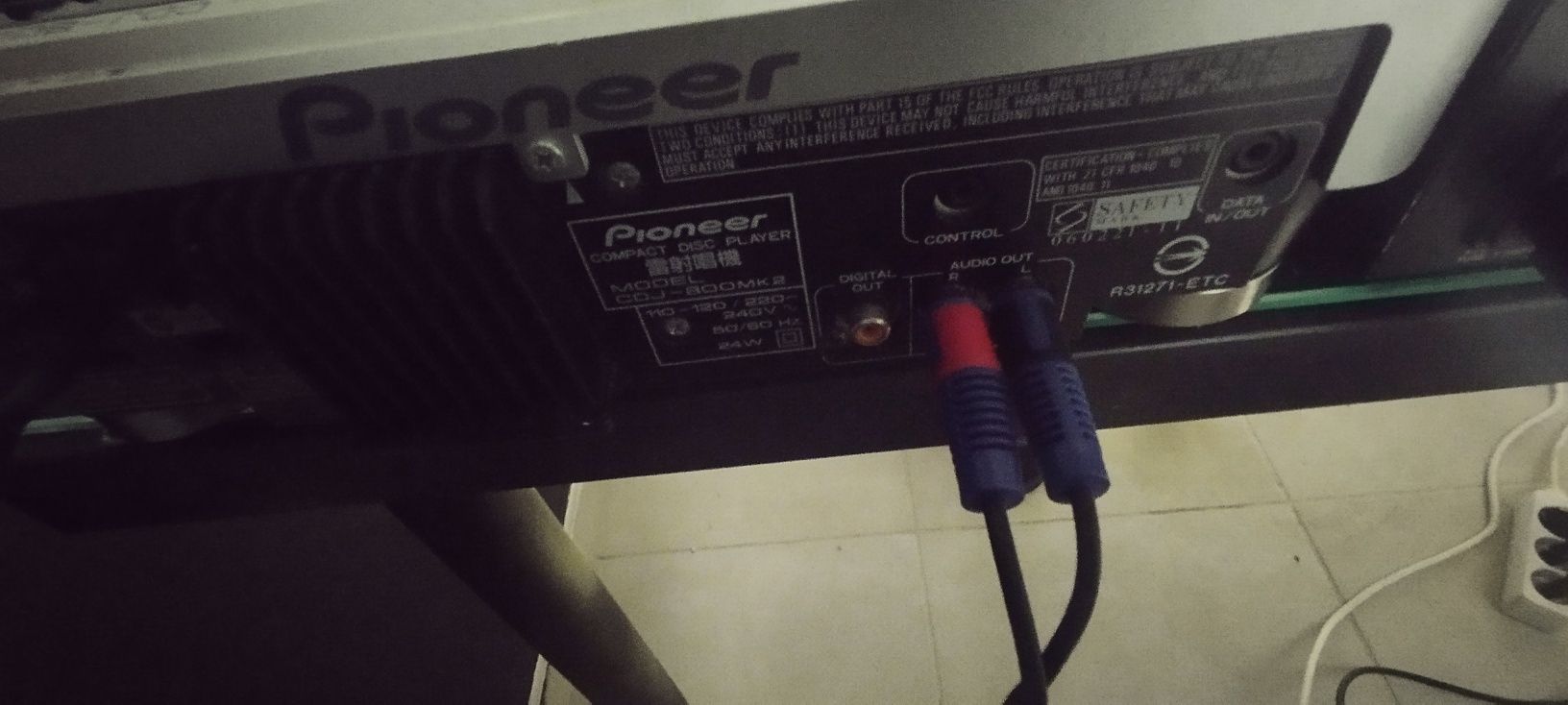 DJ  Pioneer 2 CDJ e mesa de mistura