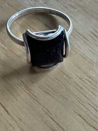 Stary srebrny pierścionek z kamieniem