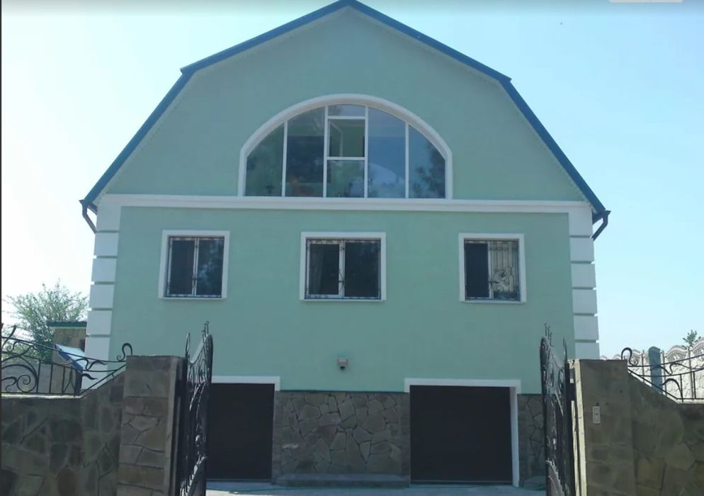 Дом 280 м. кв. 3 этажа, смт. Обуховка. Ремонт. Мебель. Техника.