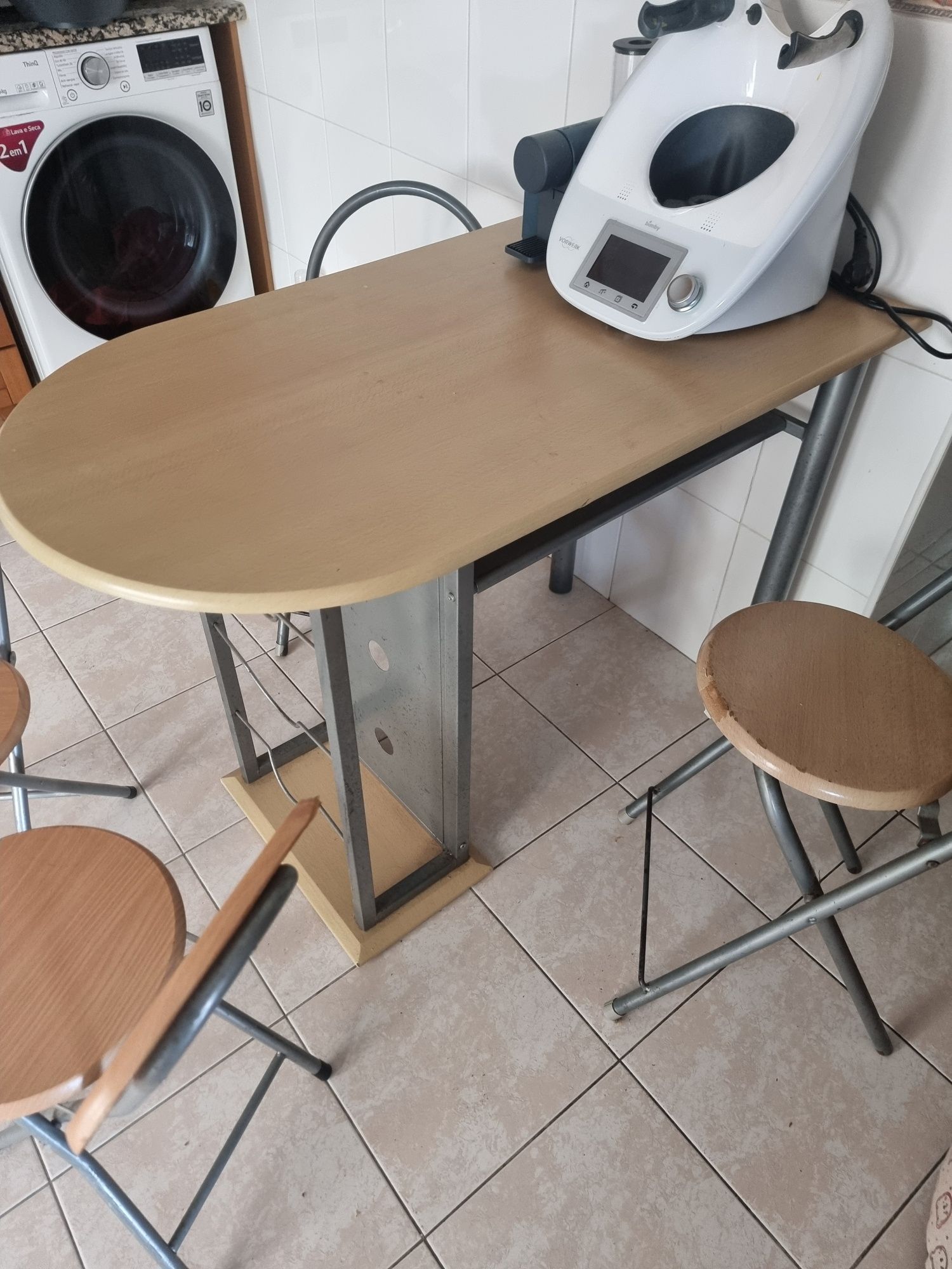 Mesa pequena com 4 cadeiras