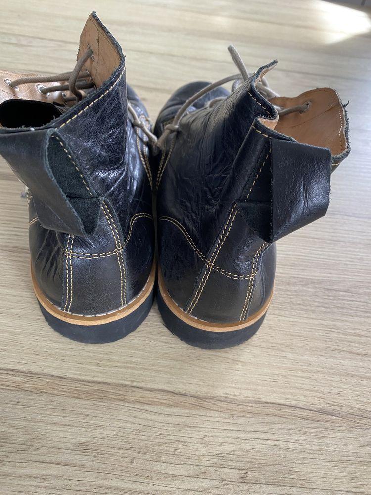 botas pretas em pele
