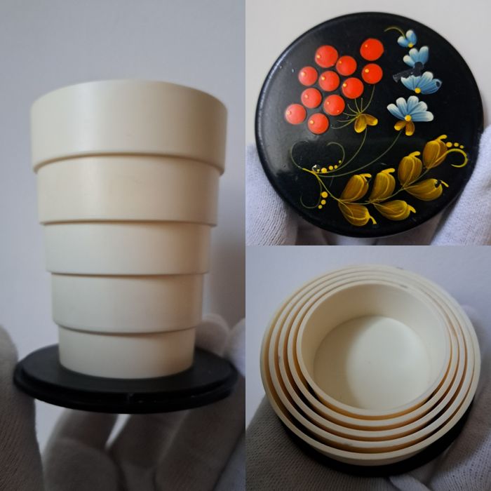 Gadżet pamiątka z PRL kubek plastikowy składany kwiaty malowane