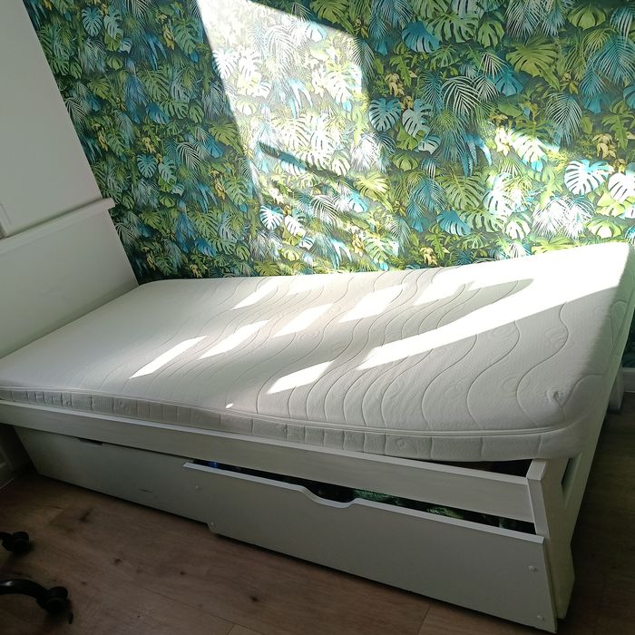 Tapczan plus materace  dwupiętrowy biały drewnianym