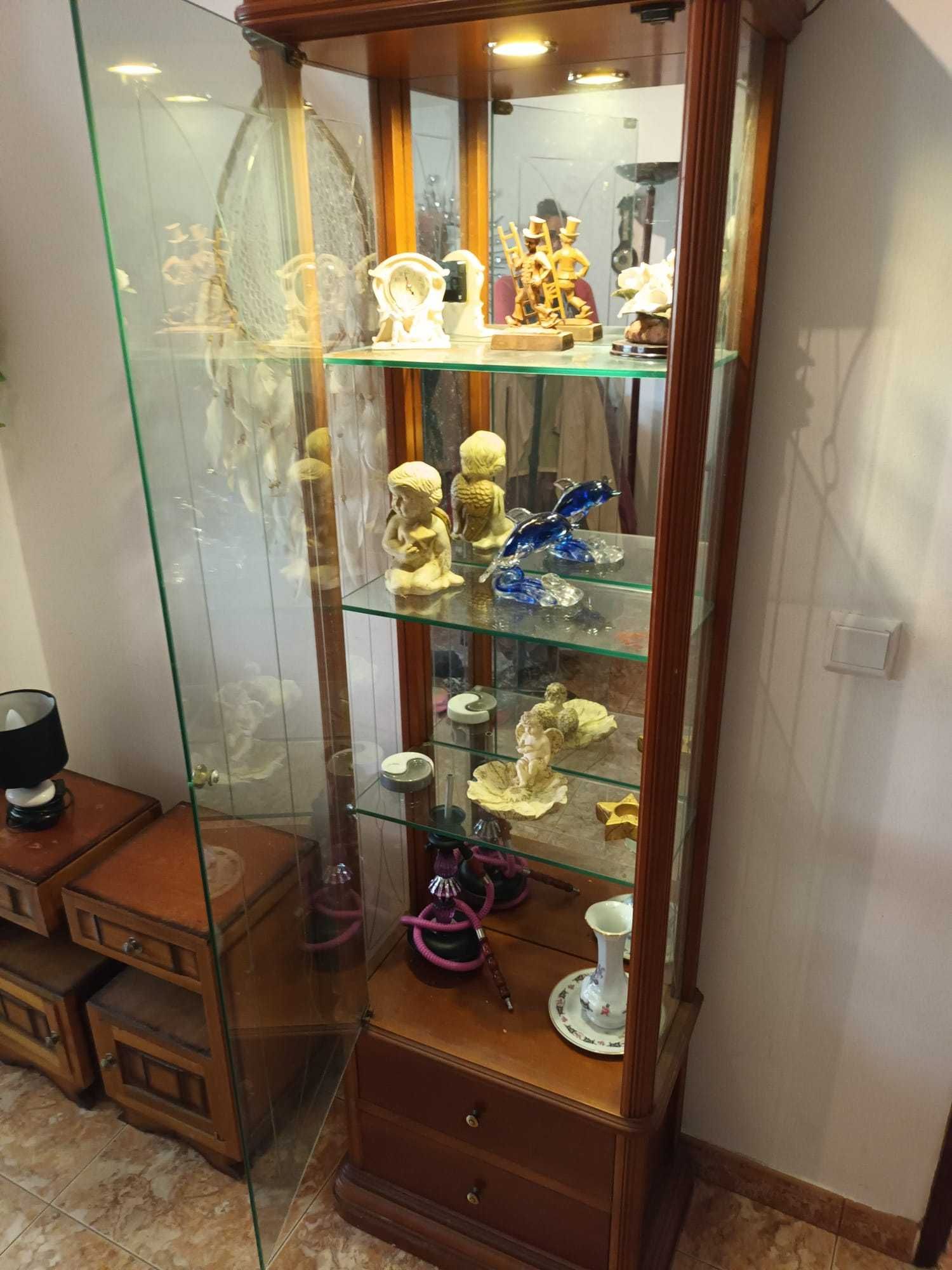 Vitrine com iluminação em raiz de madeira de mogno
