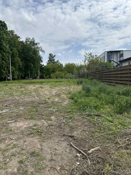 Продам кутову ділянку 10 соток з комунікаціями в Броварах!