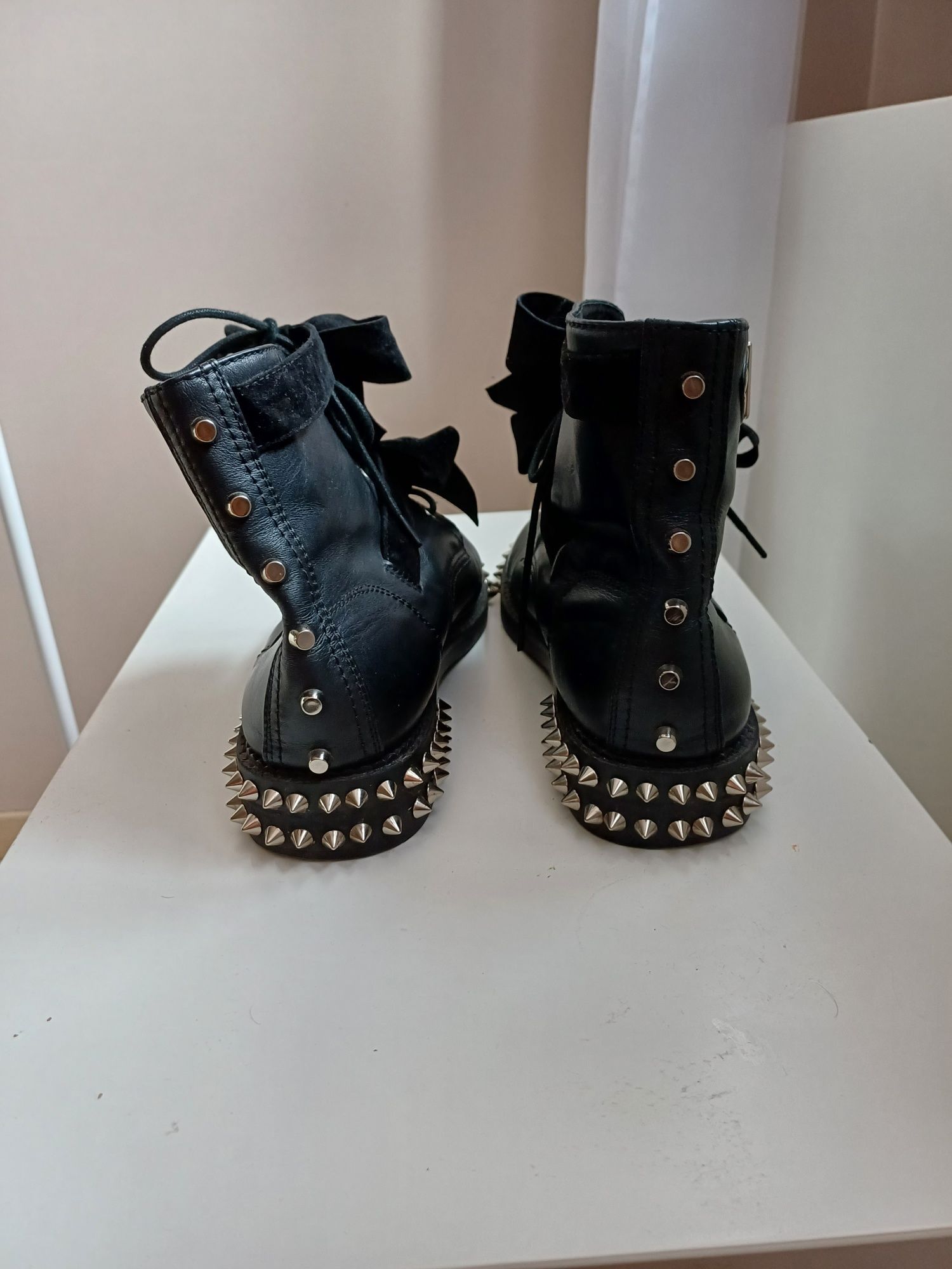 Buty damskie z ćwiekami i kokardą. Nowe bez metki.