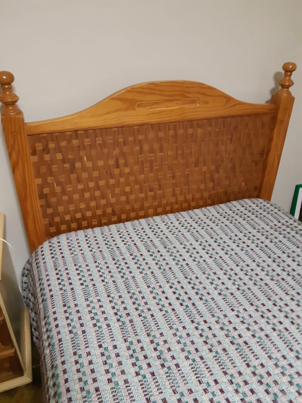 Vendo cama de corpo e meio com colchão