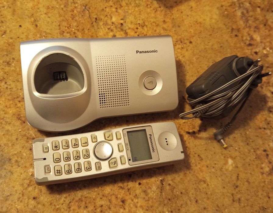 Stacjonarny telefon bezprzewodowy Panasonic
KX-TG7100PD