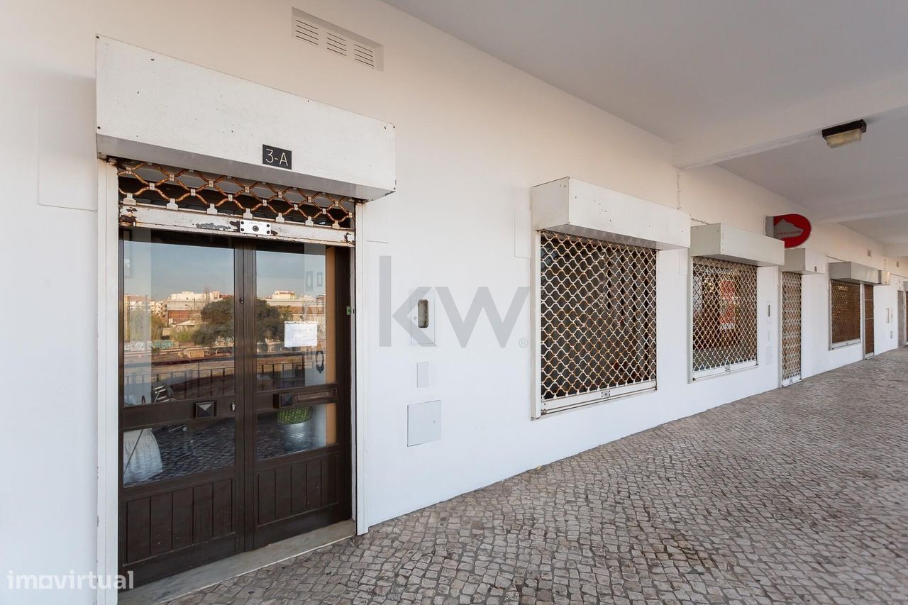 Espaço comercial de 70 m2 em Verderena, Barreiro – Disponível para ven