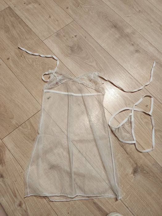 Delikatna koszulka nocna z tiulu + stringi – rozmiar M