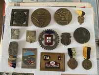 Medalhas e alfinetes automobilia