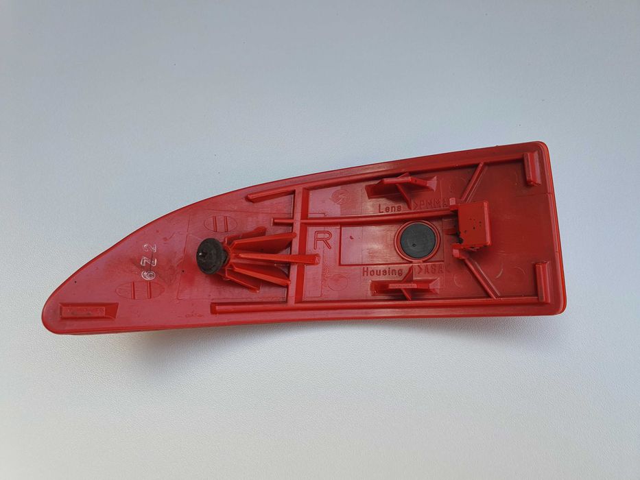 LEXUS IS220 IS250 odblask zderzaka prawy 06-13