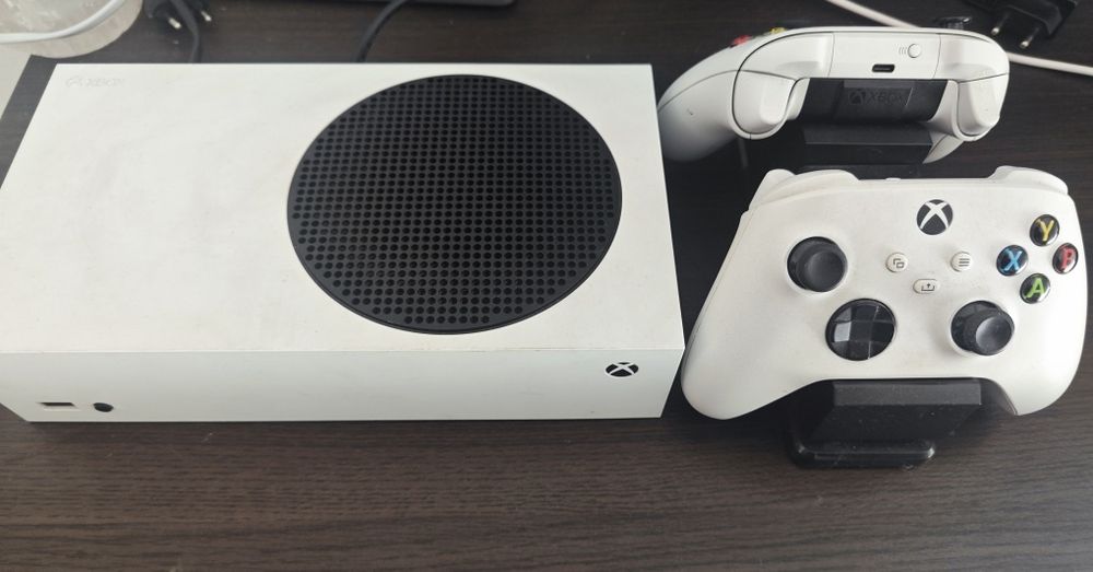Xbox Series S 512Gb com 2 comandos baterias e carregador.