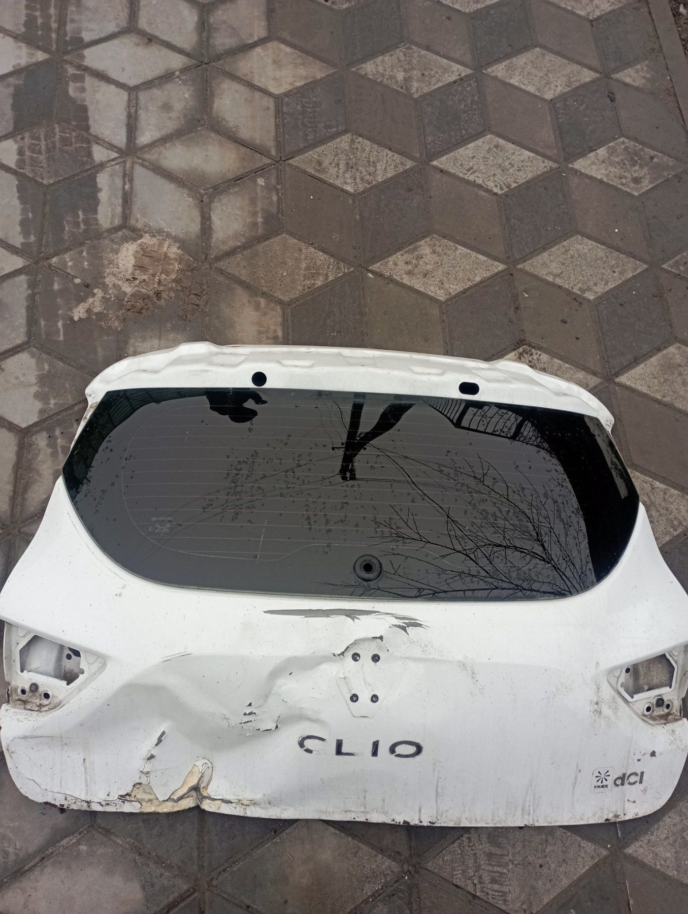 Скло багажника reno clio2012,спойлер