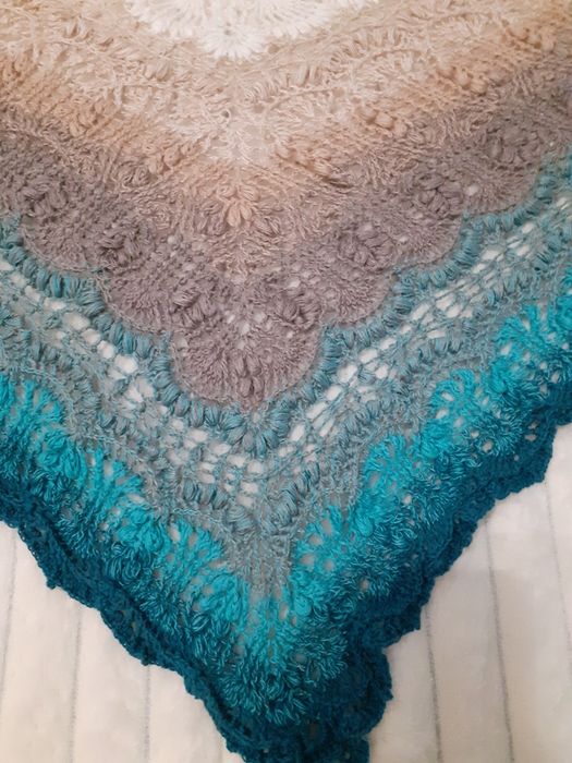 Chusta ręcznie zrobiona na szydełku.