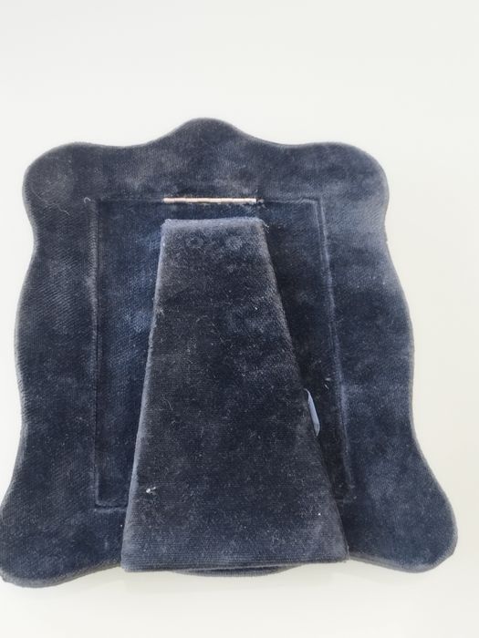 Moldura delicada com detalhes florais em relevo.

- Material: Prata
-