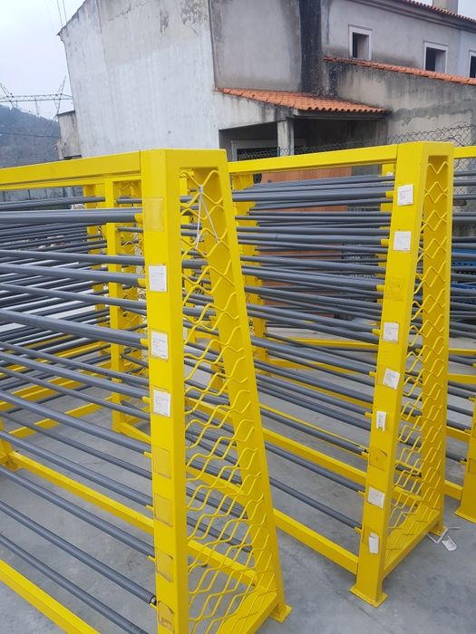 Estantes bancadas de lojas de tecidos tudo em bom estado