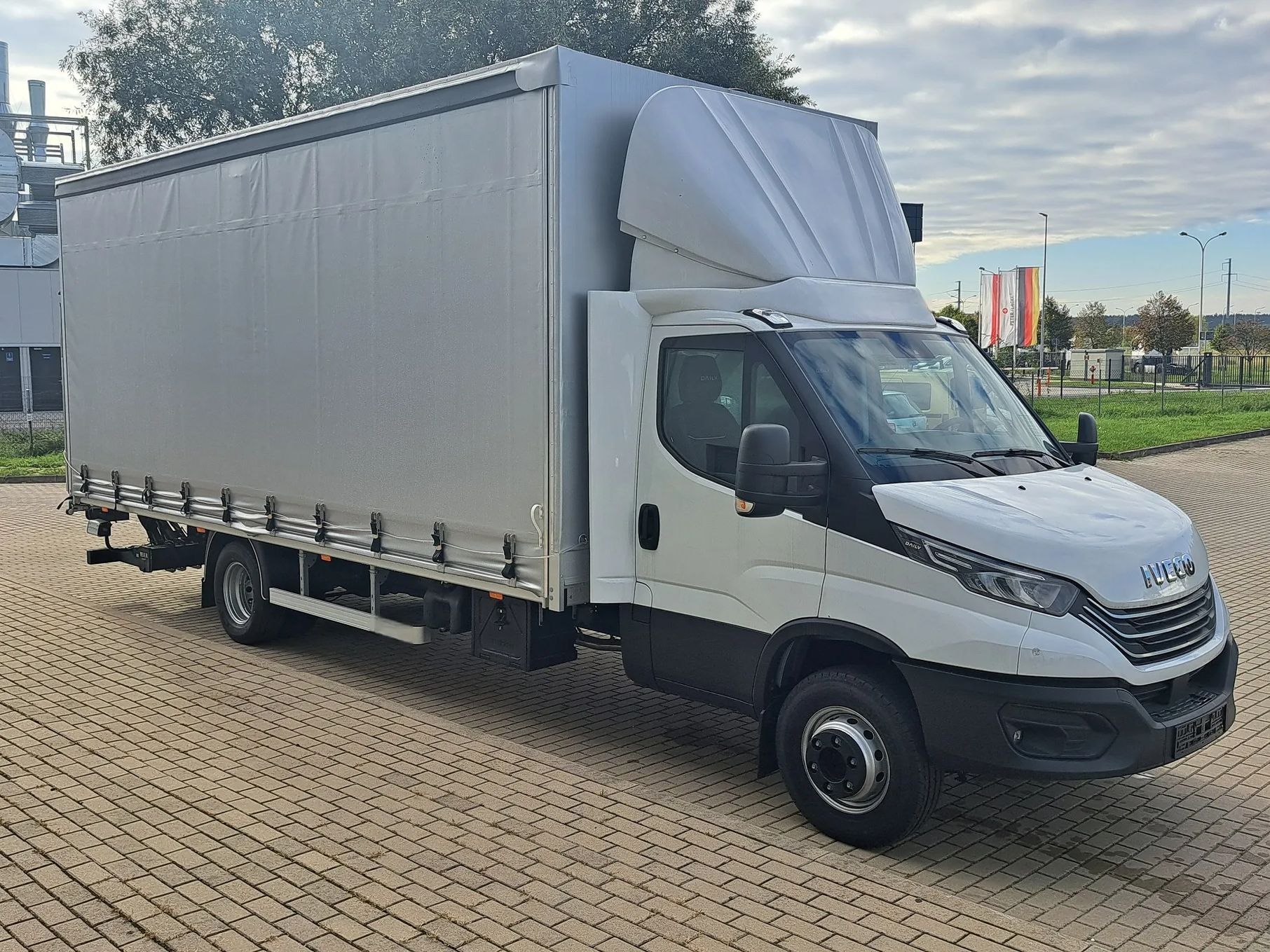 Iveco 70C18H/P  Iveco Daily 70C18 skrzynia z plandeką i windą 15EP