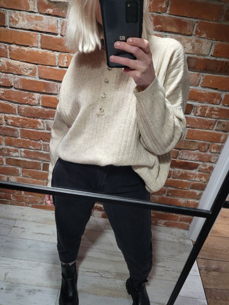 Beżowy sweter oversize guziki Zara