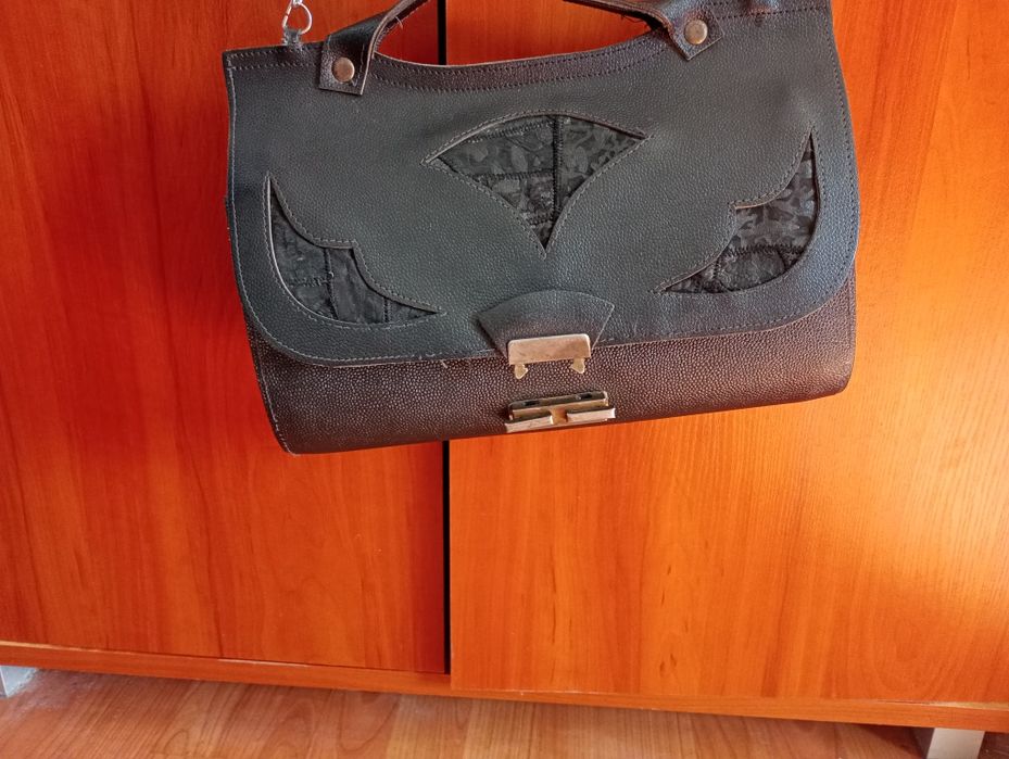 Czarna torebka skórzana