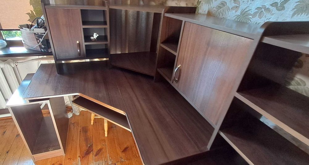 Стіл компьютерний з полицями і тумбочкою (кутовий)