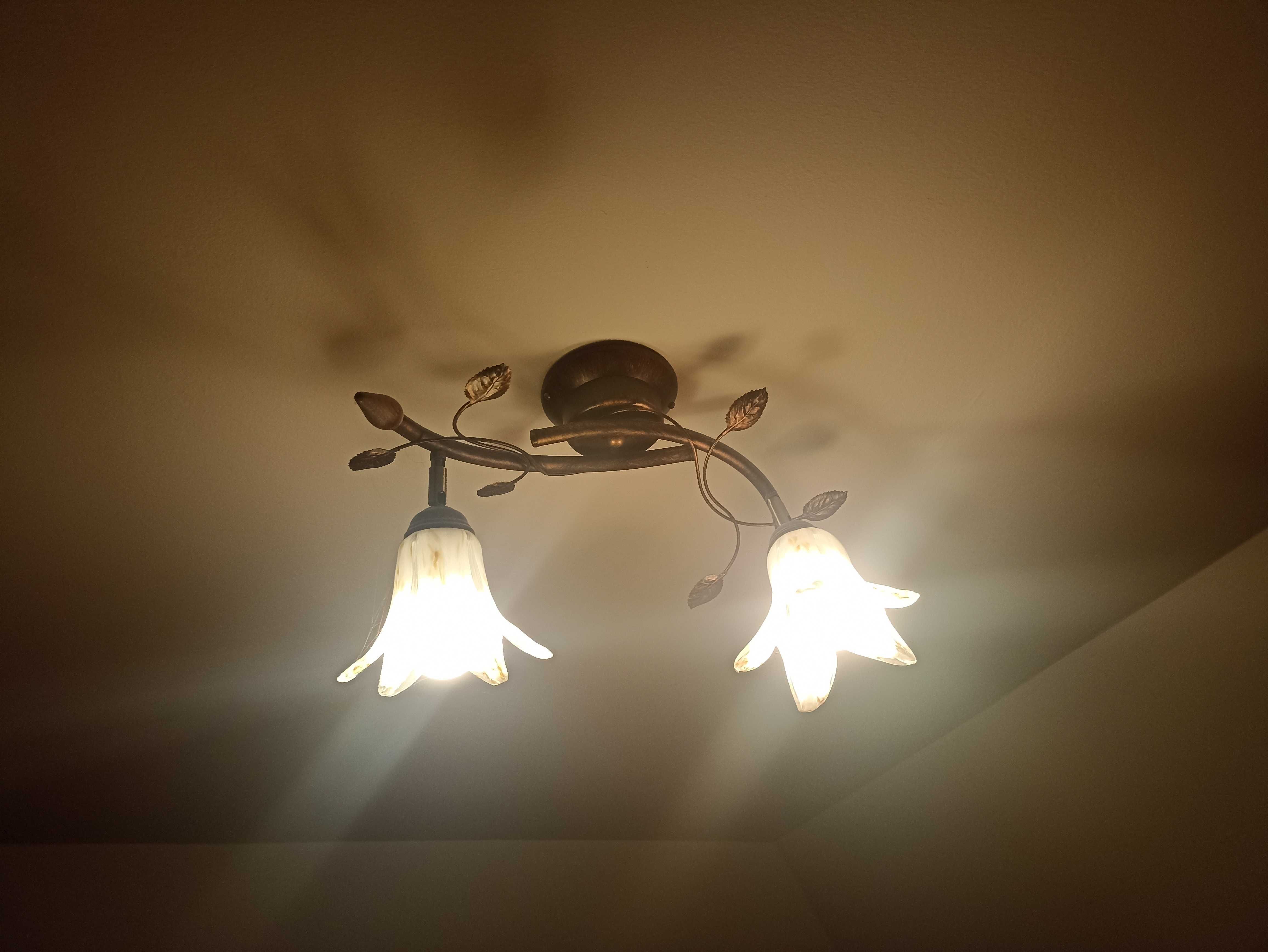 Lampa sufitowa z żarówkami