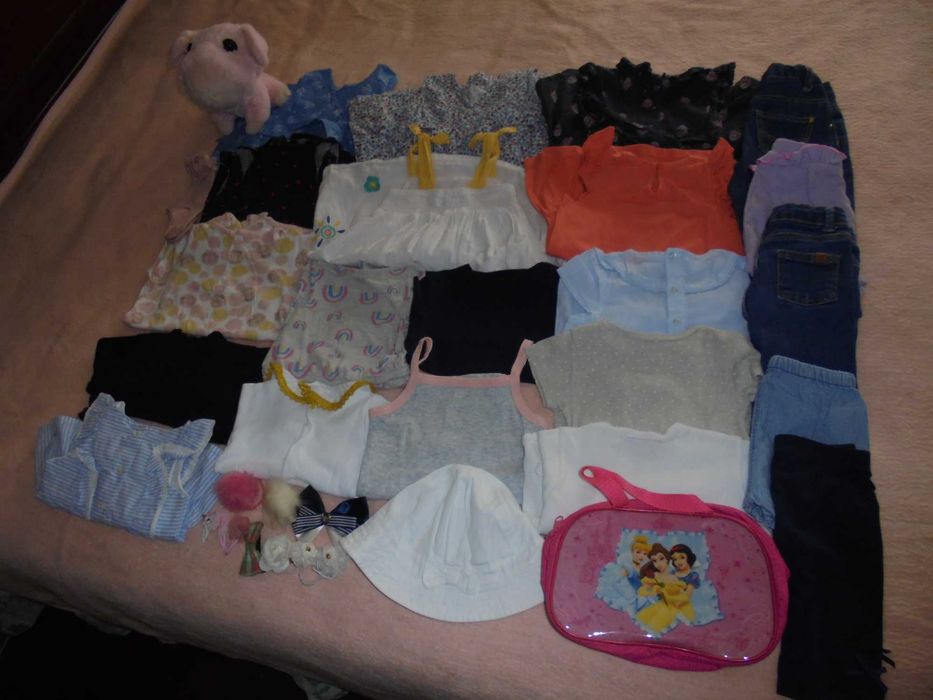 lote de roupa de menina o chapéu branco