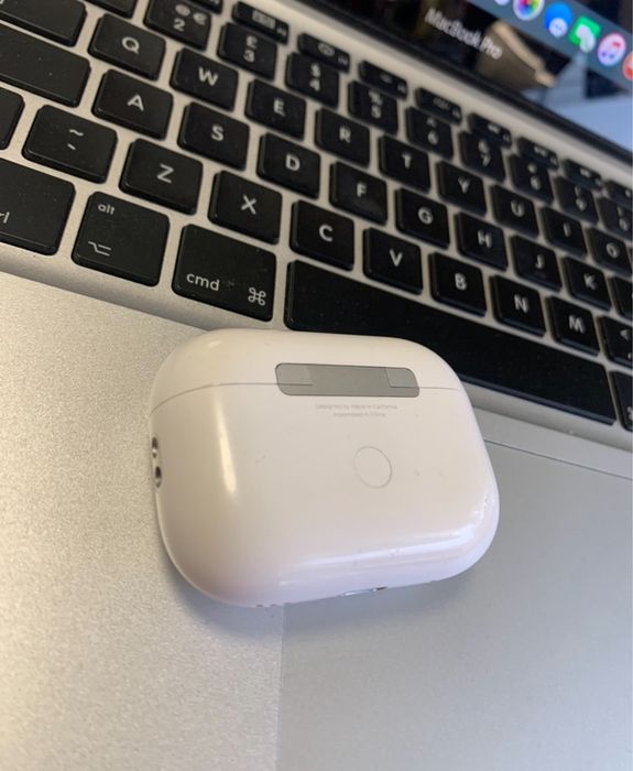 Продам кейс airpods pro 2 бу робочий