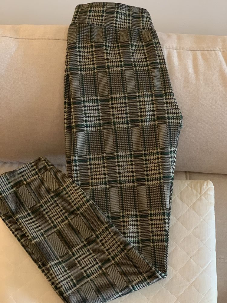 Calça Ferrache. Super bom estado. A cor é xadrez predomina o verde.