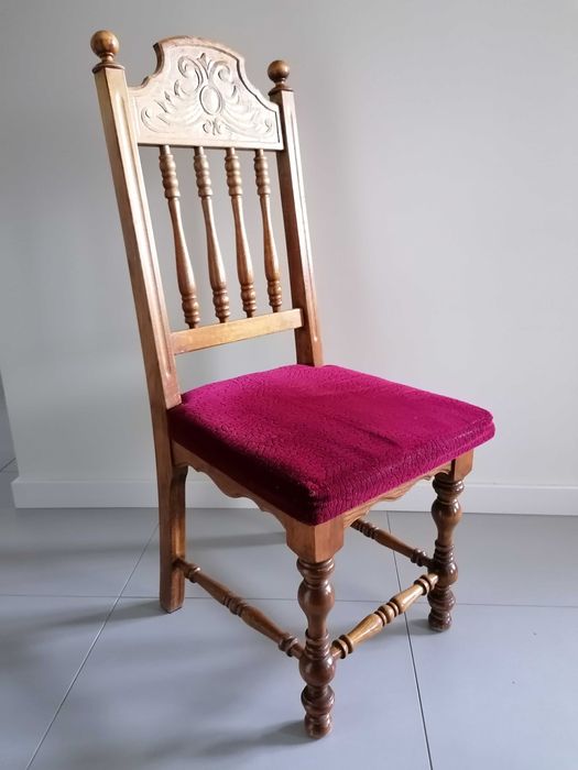 osiem drewnianych, stylowych krzeseł z tapicerowanym siedziskiem