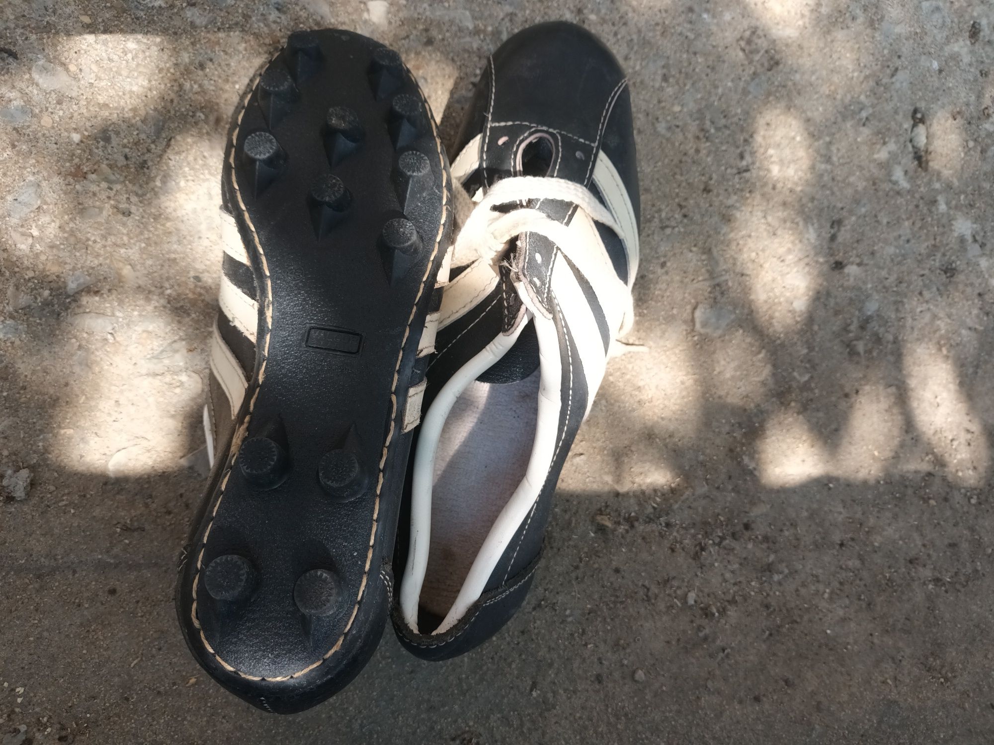 Chuteiras brancas/ preto