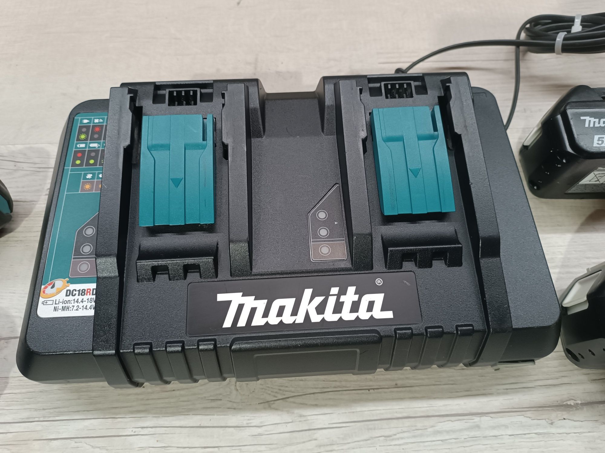Makita CD18 двух портовий зарядний пристрій Макіта DC18RD
