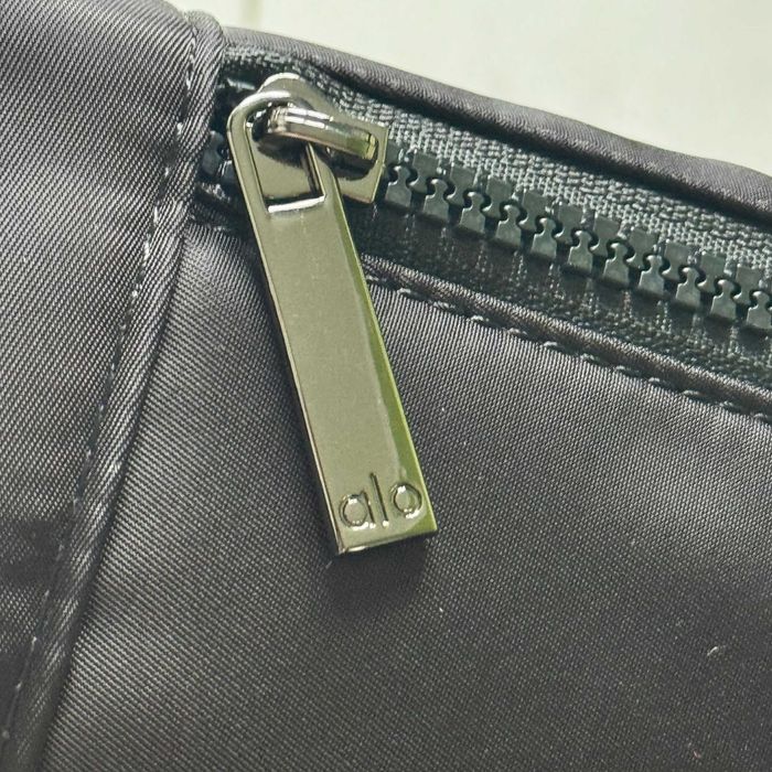 Сумка через плече/на пояс Alo Yoga Funny Pack. Бананка Alo.