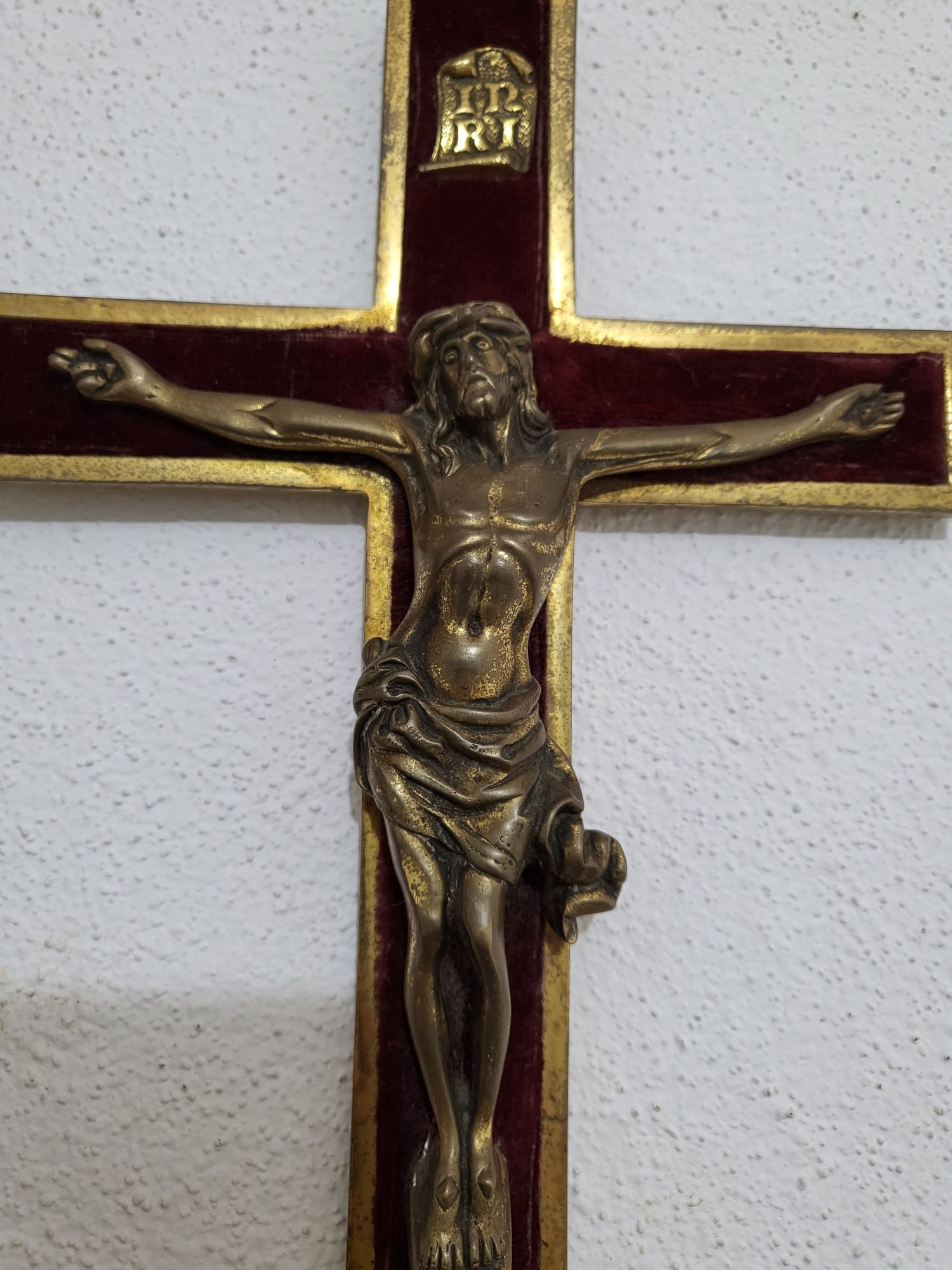 Crucifixo em aço e com feltro