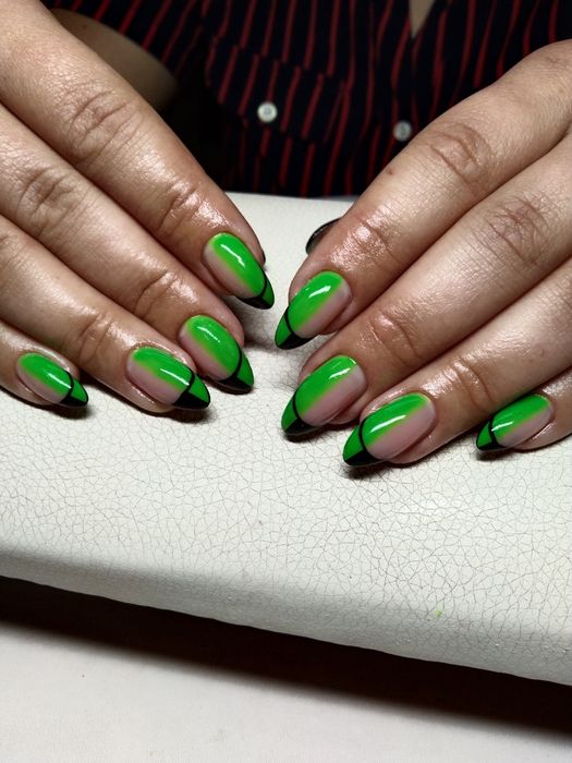 Нарощування нігтів, та Манікюр, і Педікюр.