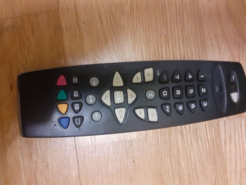 Televisão da marca BLUESKY   - 35 cm com comando universal*