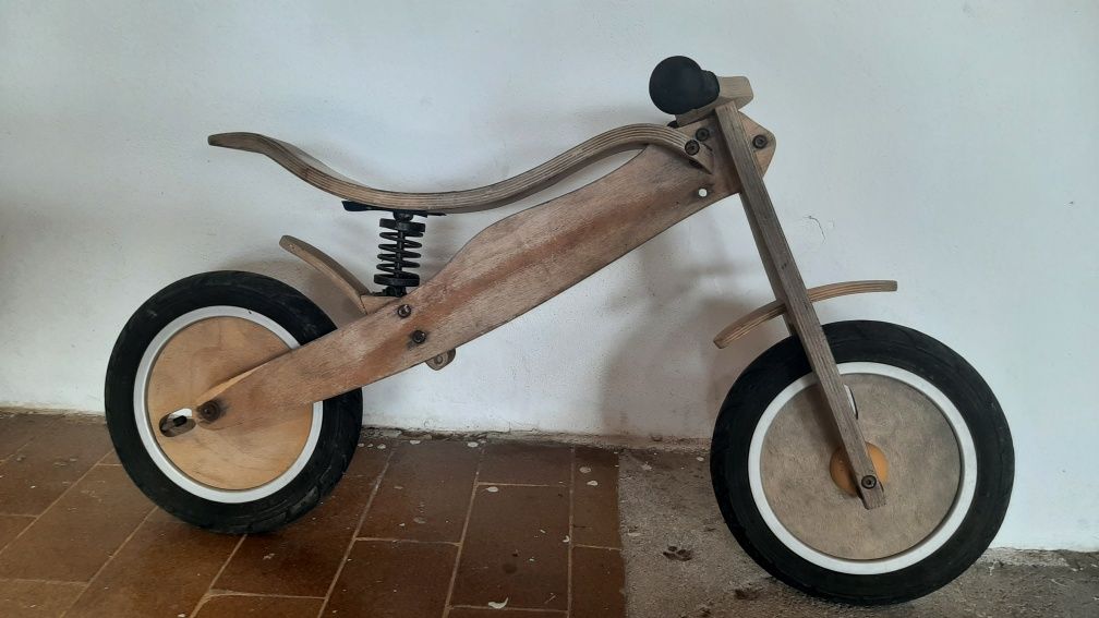 Moto de madeira,