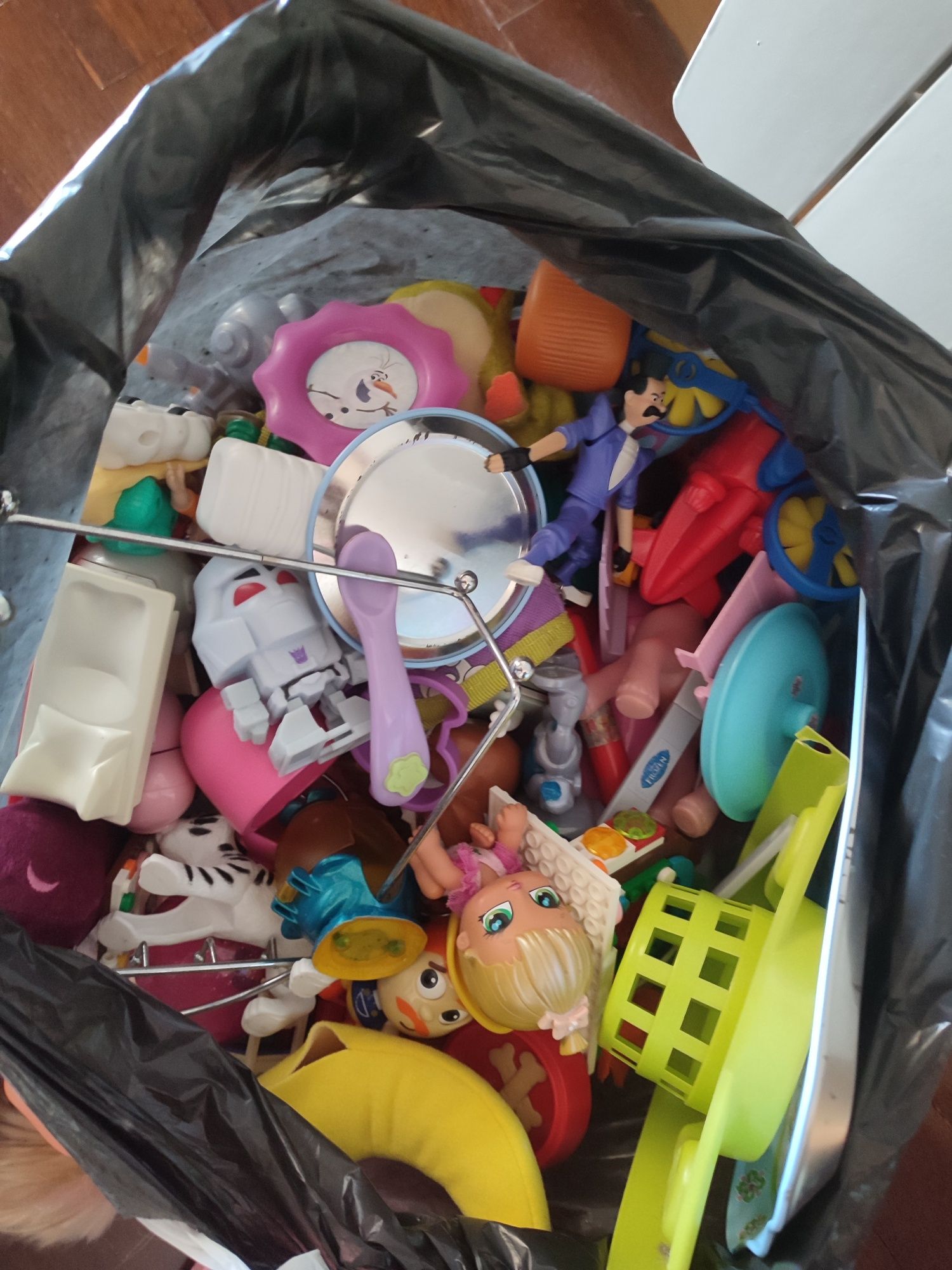Saco com pequenos brinquedos