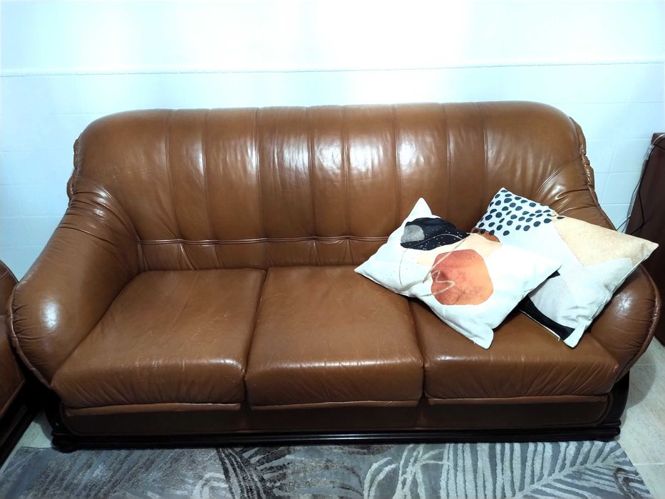 Conjunto de Sofás em Pele (2 e 3 lugares) Excelente Estado