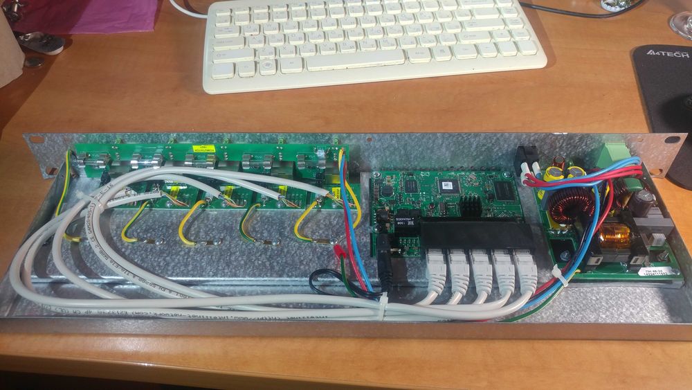 продам корпус 1U, глубина 14см. оцинковка, б/у, 150 Гривен штука.