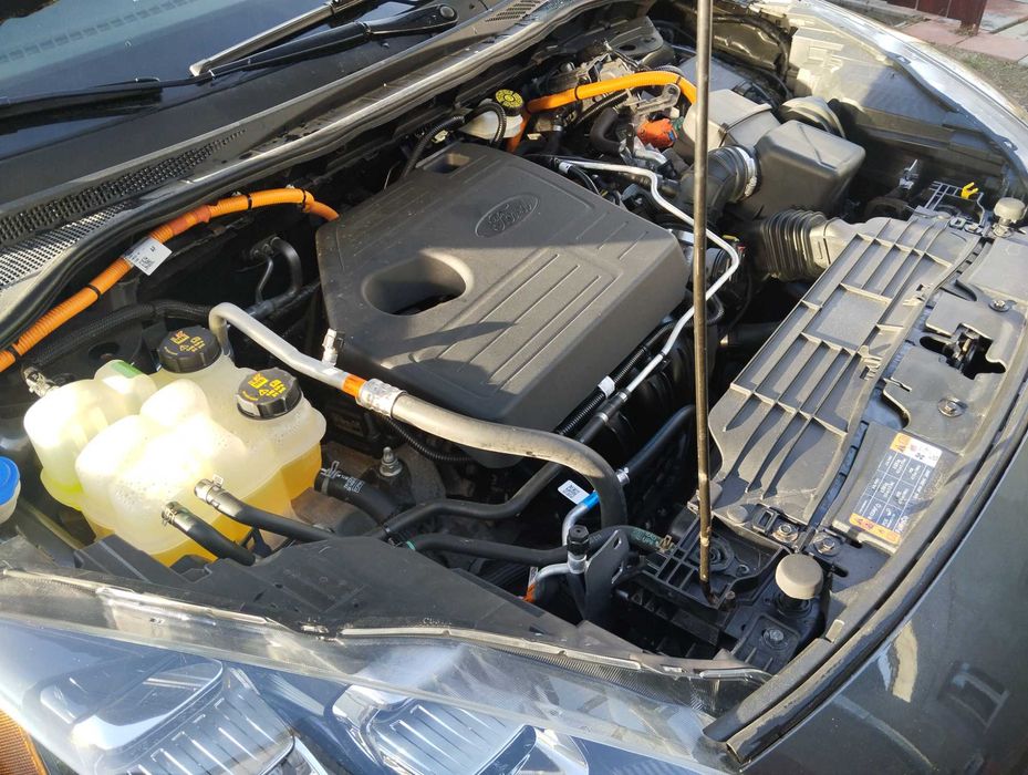 Ford Escape Titanium HYBRID 4wd  ( продаж обмін на житло Берегове)