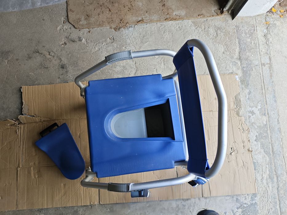 Cadeira de rodas para ir ao quanto de banho com sanita removível