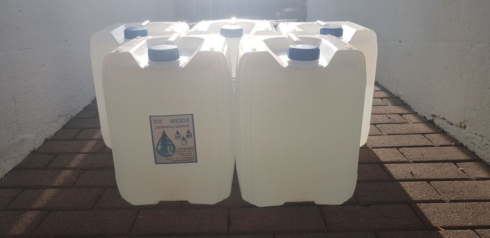 5 szt karnistrów  20 l  na  wodę  + 50 l wody  zdemineralizowanej