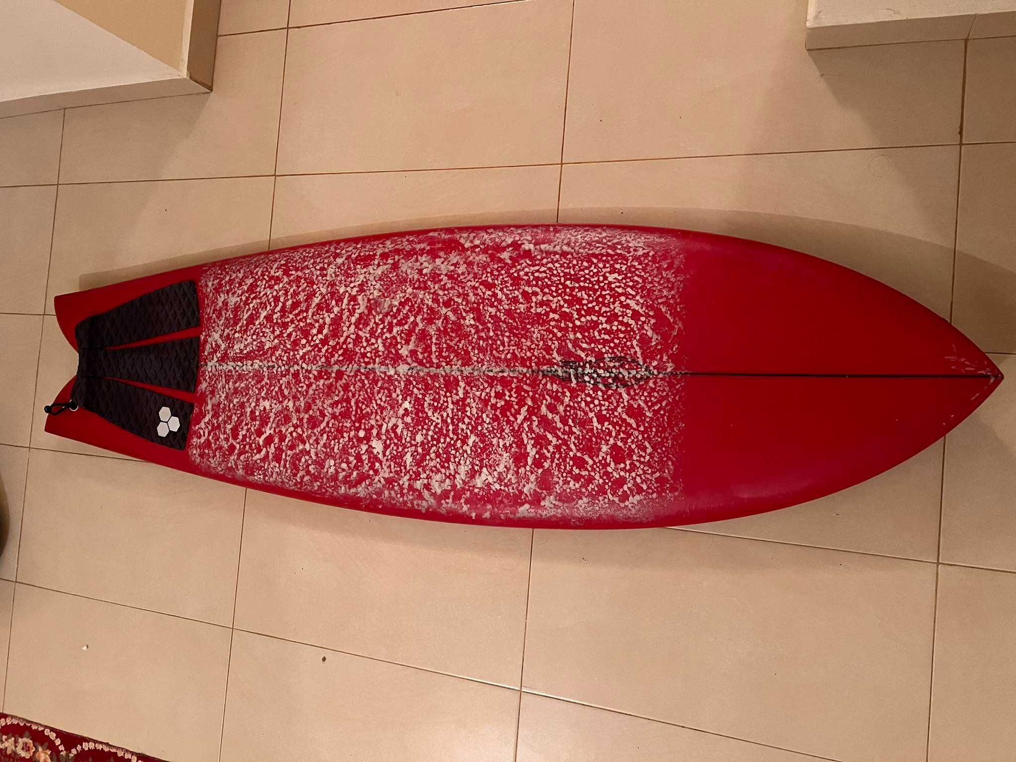 twinfin surfboard used Studer size 5.10  with keel fins