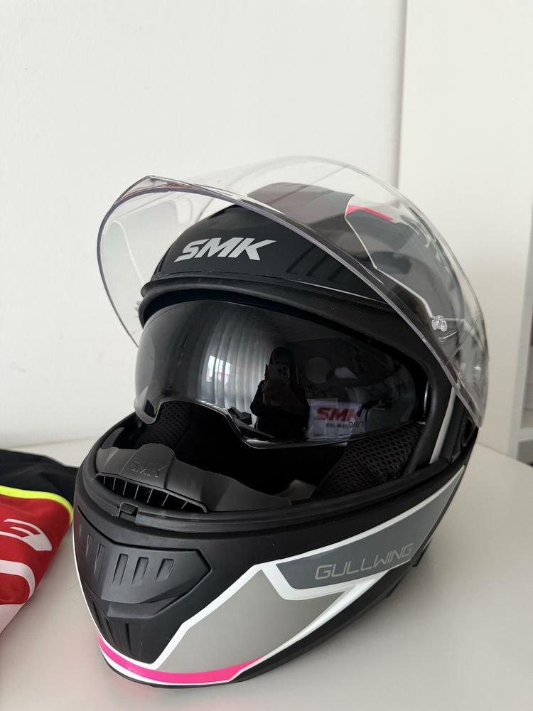 Capacete SMK com capa