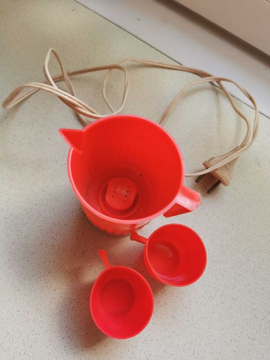 Mini czajnik elektryczny z kubeczkami PRL