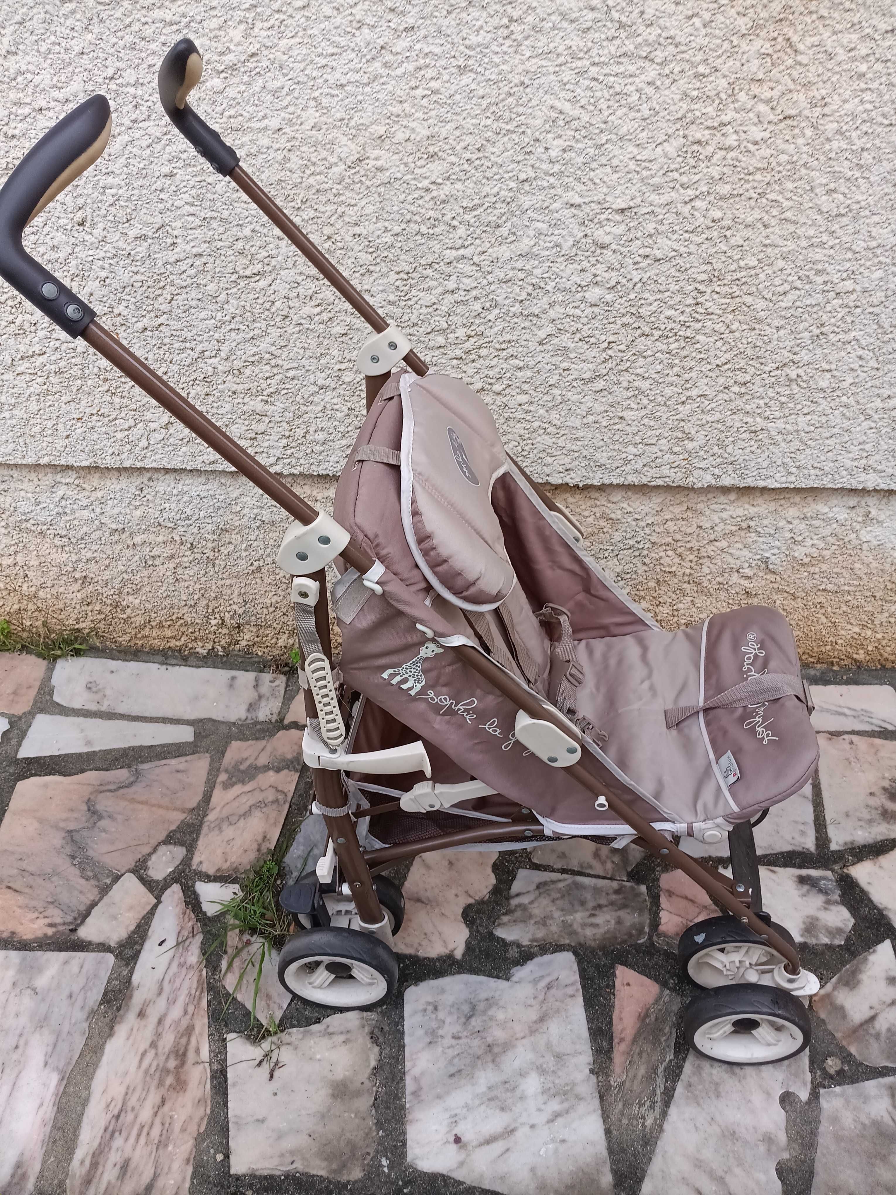 Para venda duas cadeiras de passeio mais uma bicicleta.