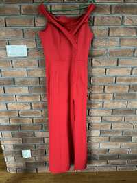 Piękna długa suknia czerwona z rozporkiem